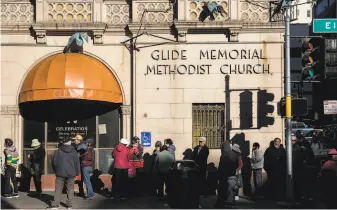  ?? Jessica Christian / The Chronicle 2018 ?? People wait in line outside Glide Memorial Church for a free Christmas Day meal in 2018.