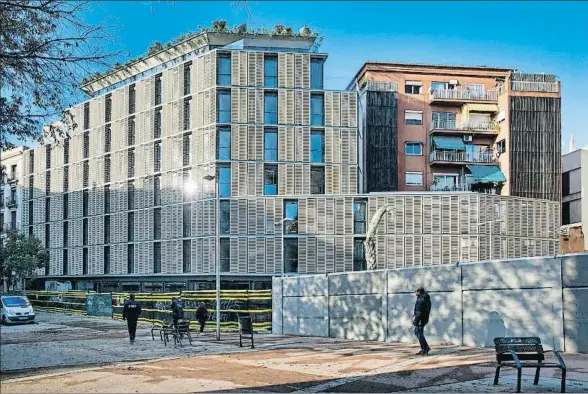  ?? CÉSAR RANGEL ?? En primavera, los vecinos de Ciutat Vella decidirán qué equipamien­to quieren en el solar contiguo al hotel que se construye en Rec Comtal