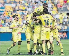  ?? FOTO: EFE ?? Piña ‘grogueta’ Los jugadores del Villarreal celebran el gol de Mario Gaspar