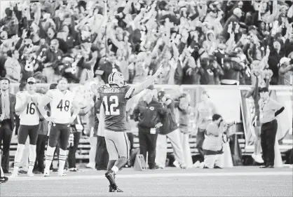  ?? MIKE ROEMER THE ASSOCIATED PRESS ?? Packers QB Aaron Rodgers reacts after throwing a 75-yard TD pass to Randall Cobb against the Chicago Bears Sunday in Green Bay, Wis.