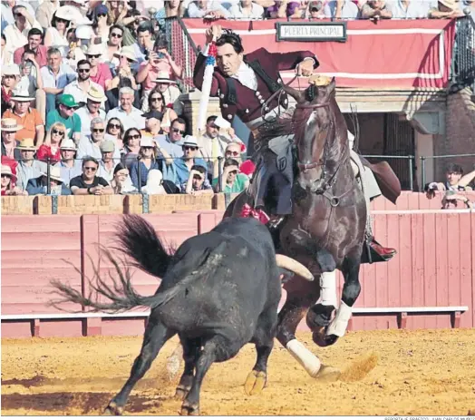  ?? REPORTAJE GRÁFICO: JUAN CARLOS MUÑOZ ?? El jinete de La Puebla del Río clava en todo lo alto en el transcurso de su pletórica actuación, premiada con las dos orejas del quinto.