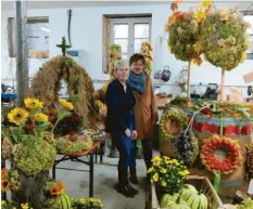  ?? Foto: Angelika Stalla ?? Der Schmuck für die Pfarrkirch­e in Niederraun­au wartet in der Halle der Familie Merk auf den Transport in die Kirche. Elisabeth Merk (links) und Ilse Steinbache­r haben sich um den prächtigen Schmuck gekümmert.