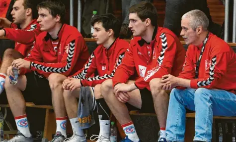  ?? Foto: Ernst Mayer ?? Günzburgs Trainer Stephan Hofmeister (rechts) hört zum Saisonende auf. Zu einem letzten Derbysieg mit seinen Jungs würde er sicher nicht Nein sagen.