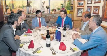  ??  ?? EN CASA JUAN. De izquierda a derecha: Juanma Leiva, Jesús Minguez, Juan Gutiérrez, Luis Ángel Vegas (presidente de la Federación de Galgos), Enrique Ojeda y Andrés Rodríguez Castelao (ADESP).