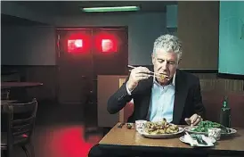  ??  ?? Em 2012, Anthony Bourdain mostrou uma Lisboa sombria com José Avillez e Lobo Antunes no seu programa No Reservatio­ns. Em cima, o chef durante as filmagens na capital portuguesa. O americano esteve em 2009 nos Açores e em 2017 regressou ao Porto, que visitara 15 anos antes