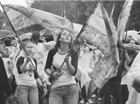  ?? MARIE-FRANCE COALLIER/ THE GAZETTE ?? Participan­ts brave the rain during the Fête nationale parade on Tuesday on Sherbrooke St. Sovereigni­st groups organize the celebratio­ns.