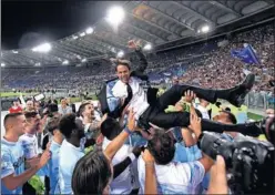  ??  ?? CAMPEONES. Los jugadores del Lazio mantearon a Simone Inzaghi.