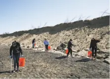  ??  ?? Students of the John Muir Health chapter of a group for future medical profession­als join the cleanup efforts.