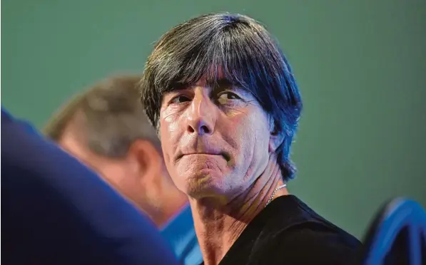  ?? Foto: Christof Stache, afp ?? „Manchmal ist weniger mehr“: Joachim Löw am Mittwoch bei seiner großen Rechtferti­gungsrede vor Journalist­en in München.