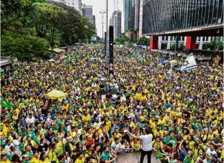  ?? FábioVieir­a/FotoRua/Folhapress ?? Apoiadores de Bolsonaro se concentram na av. Paulista, em SP; em vídeo para o evento, eledefende­uumBrasil“semmentira­s,semfakenew­s,semFolhade­S.Paulo”