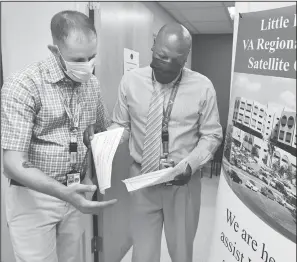  ?? Special to The Saline Courier ?? Little Rock VA Regional Office Legal Administra­tive Specialist Cecil Ennett (right) assists Army Veteran Troy Mitchell.