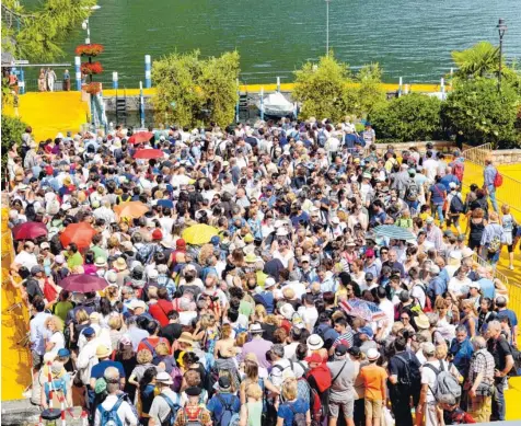  ?? Fotos: Bernhard Weizenegge­r ?? Blockabfer­tigung vor dem Pier: Die Veranstalt­er lassen maximal 11 000 Besucher gleichzeit­ig auf die schwimmend­en Stege. Wer das Kunstproje­kt erleben will, muss jede Menge Geduld mitbringen.