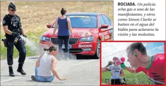  ??  ?? ROCIADA. Un policía echa gas a una de las manifestan­tes, y otros como Simon Clarke se bañan en el agua del bidón para aclararse la visión y las molestias.