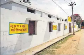  ?? DEEPAK GUPTA/HT PHOTOS ?? Anti-open defecation slogans in Mujasa, a small village in Mallihabad tehsil. (Right) Nearly all houses here now have ‘pucca’ toilets.