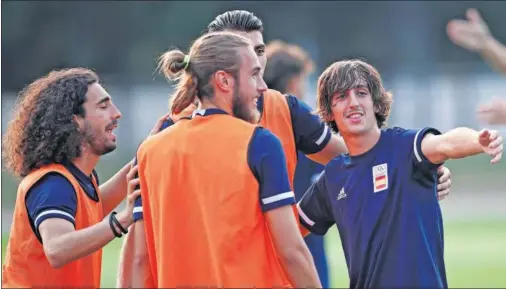  ??  ?? Cucurella, Mingueza, Rafa Mir y Bryan Gil, durante el entrenamie­nto de ayer de la Olímpica en Sapporo.