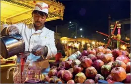  ?? VCG ?? A man filters fresh pomegranat­e juice in Kashi, Xinjiang Uygur autonomous region, in 2015.