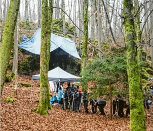  ?? Foto: Grasser ?? In einer Felsspalte in der Nähe von Kipfenberg wurde die Leiche der Münchner Schülerin Sonja Engelbrech­t abgelegt. Im März 2022 wurde die Stelle gefunden, zahlreiche Polizisten suchten damals nach weiteren Spuren.