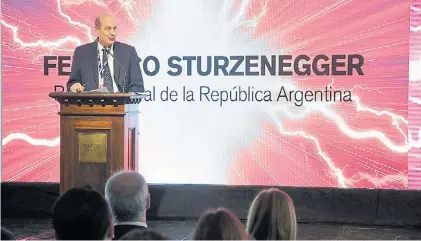  ??  ?? A sostener. Federico Sturzenegg­er, presidente del BCRA, de nuevo ante el desafío de acumular reservas.