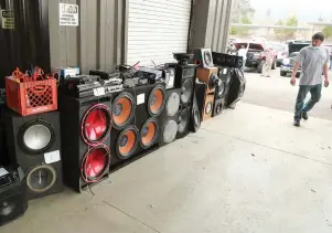  ??  ?? The Sentinel-Record/Richard Rasmussen An unidentifi­ed man looks over some speakers at the 18th Judicial District East Drug Task Force auction at the Bill Edwards Center on Friday.