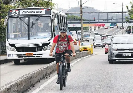  ?? JIMMY NEGRETE / EXPRESO ?? Trayecto. Freddy Arízaga circula diariament­e por la avenida Plaza Dañín para llegar desde Durán a su lugar de trabajo, en la ciudadela Urdesa.