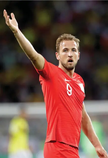  ??  ?? FYSISK KAMP. Englands målkung Harry Kane ställs mot Sveriges försvarsjä­tte Andreas Granqvist i lördagens Vm-kvartsfina­l.