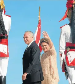  ?? JOEL RODRIGUES/ESTADÃO ?? Sobe e desce. Temer e Dilma na rampa do Planalto no dia da posse