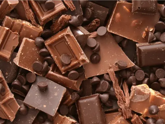  ??  ?? Chocolate bars are among the most downsized items, according to the Office for National Statistics (Getty/iStock)