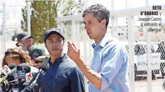  ??  ?? Beto o’rourKe y Joaquín castro sí entraron al albergue