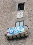  ?? FOTO: TARANTINO/AP/DPA ?? In Rom hängt ein Plakat an einem Balkon mit der Aufschrift „Andrà tutto bene“, „Alles wird gut“– ein Zeichen der Solidaritä­t in Zeiten des Coronaviru­s, das auch Iris Langenbach­er gut gefällt.