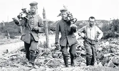  ??  ?? Captured German machine gunners carrying their guns following the Battle of Messines Ridge 8th June 1917. Photo Daily Mirror