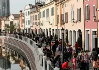  ??  ?? 天津市武清区佛罗伦萨­小镇，成为周边京津冀三地游­客休闲、旅游、购物的好去处。