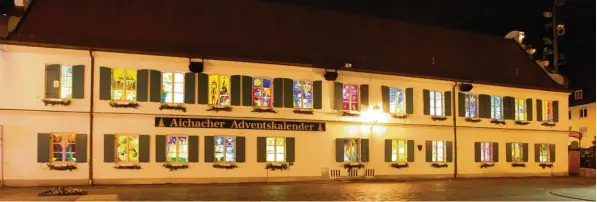  ?? Fotos: Erich Echter ?? Das weihnachtl­iche Aichacher Rathaus – seit Heiligaben­d ist auch das letzte Fenster geöffnet.