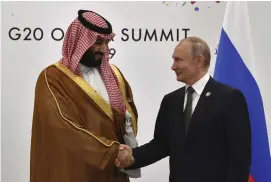  ?? FOTO: YURI KADOBNOV/TT-AP ?? Flera ryska bedömare anser att den ryska rubelns öde hamnade i händerna på den saudiska kronprinse­n Mohammed bin Salman (t.v.). Vladimir Putin mötte Mohammed bin Salman i juni i fjol i Japan.