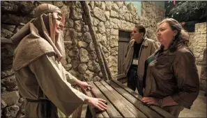  ?? The Washington Post/EVELYN HOCKSTEIN ?? Pat and Gary Makemson talk to an actor playing a biblical-era carpenter in one of the exhibits at the Museum of the Bible.