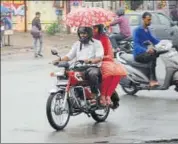  ?? HT PHOTO ?? Commuters caught in a drizzle in Jaipur on Sunday.