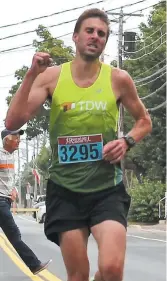  ??  ?? Greg Sawyer a été le premier à franchir le fil d’arrivée dans la course de 10 km. - Acadie Nouvelle: David Caron