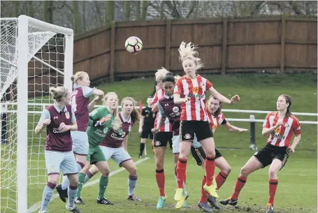  ??  ?? Sunderland’s Hayley Sharp causes problems from a corner against Villa. Picture by Kevin Brady.