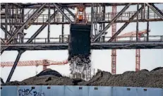 ?? FOTO: FRANK RUMPENHORS­T/DPA ?? Die Brüsseler Kommission hat den EU-Mitgliedss­taaten vorgeschla­gen, die Einfuhr von Kohle aus Russland zu verbieten.