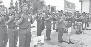  ??  ?? ANTARA pasukan bomba pelbagai unit yang mengambil bahagian dalam Majlis Perbarisan Tahunan 2017 Bomba di Padang Kawad Ibu Pejabat Bomba dan Penyelamat Sabah, kelmarin.