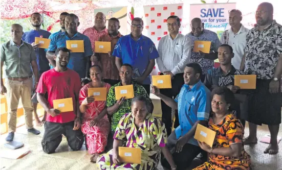  ?? Photo: Laiseana Nasiga ?? Some of the members of Naivorati Farmers with the Minister for Agricultur­e, Waterways and Environmen­t Mahendra Reddy after the presentati­on of Provident Fund (FNPF) cards at Lomaivuna, Naitasiri on August 3, 2020. their Fiji National