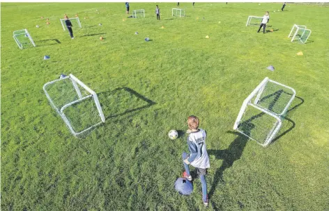  ?? FOTO: ROBERT MICHAEL/DPA ?? Ein Fußball-training ist mit bis zu 20 Kindern im Alter bis 14 Jahren jetzt wieder auf den Sportplätz­en erlaubt.