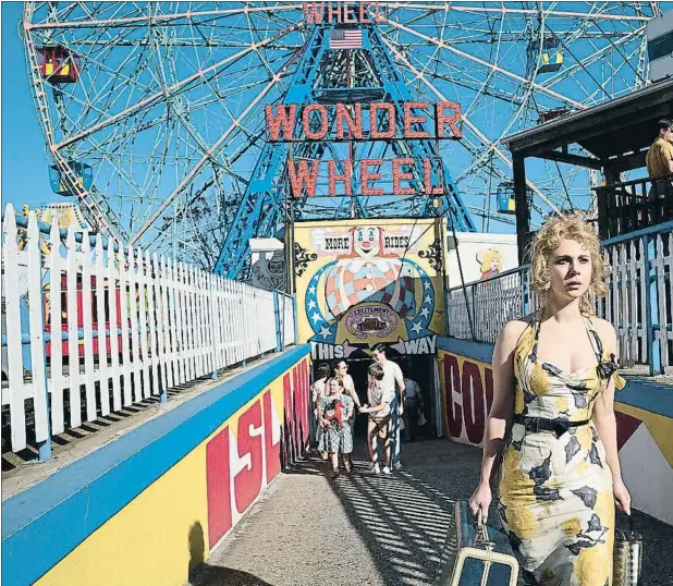  ??  ?? Juno Temple llegando a Coney Island, donde transcurre Wonder wheel, la nueva película de Woody Allen