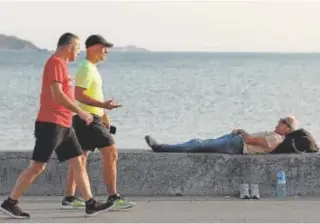  ?? EFE ?? Un hombre se refresca junto al mar en un caluroso día de Estambul//