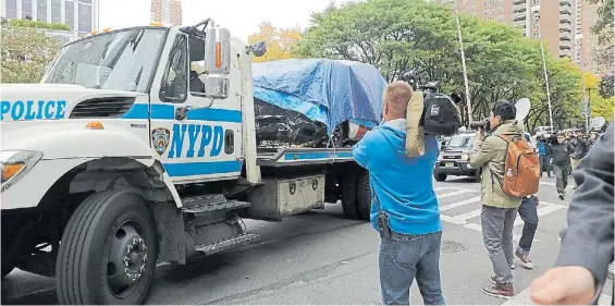  ?? AFP ?? Remolque. La policía de Nueva York retira de las calles el vehículo usado por el terrorista uzbeko para cometer su atentado en Manhattan.