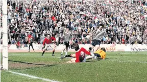  ??  ?? Hampden thriller Glencairn goalkeeper John Ward saves from Glenrothes’ Billy Cunningham but the 1975 final would end in disappoint­ment in front of the big crowd