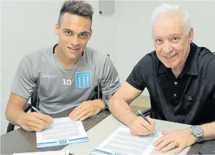  ?? PRENSA RACING ?? De acuerdo. Lautaro Martínez y el presidente Víctor Blanco firmando, ayer, el nuevo contrato.