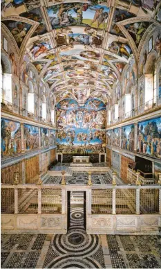  ??  ?? Die Sixtinisch­e Kapelle mal ganz ohne Besucher. Die Vatikanisc­hen Museen kann man auch digital besuchen.