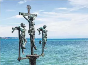  ?? FOTO: ERNST WEINGARTNE­R/IMAGO ?? Das Schwedenkr­euz am Mainausteg der Blumeninse­l Mainau am Bodensee. Der Name des Kreuzes geht auf die schwedisch­e Herrschaft­szeit während des Dreißigjäh­rigen Krieges (1618-1648) zurück.