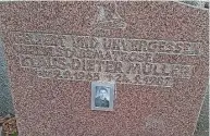  ?? Foto: privat ?? Mit militärisc­hen Ehren wurden der verunglück­te Stabsmatro­se Klaus-Dieter Müller 1987 auf dem Trinitatis­friedhof in Meißen beigesetzt.