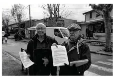  ??  ?? Le collectif d’habitants opposé à la hausse de la taxe foncière tractait dimanche matin sur le marché.